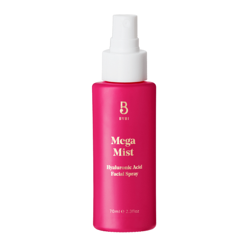 Translation missing: nl.Bybi Mega Mist gezichtspray. De roze fles heeft gouden tekst met de productnaam en beschrijving. De mist bevat hyaluronzuur en is ontworpen om de huid te hydrateren en te verfrissen