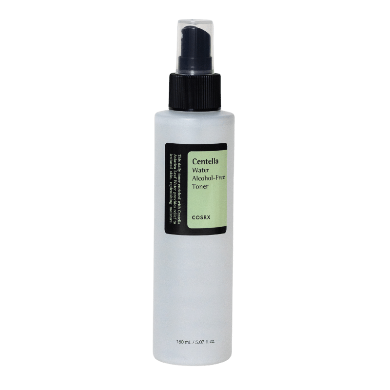 Translation missing: nl.Afbeelding van de COSRX Centella Water Alcohol-Free Toner, een transparante fles van 150 ml met een zwarte pompdispenser. Het etiket heeft een groene tint en vermeldt de productnaam en belangrijkste kenmerken. De toner is speciaal ontwikkeld om de huid te kalmeren en te hydrateren zonder alcohol