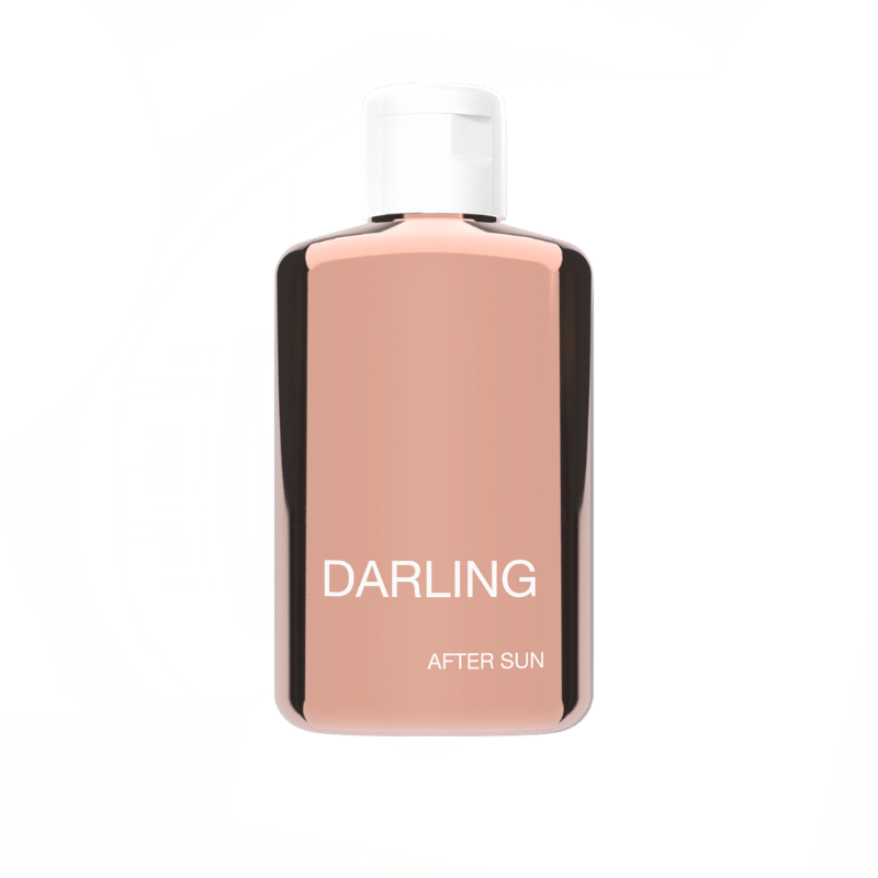 Translation missing: nl.Een flesje DARLING AFTER-SUN met een elegante, roze metallic uitstraling en een witte dop. Het minimalistische design straalt luxe uit en geeft een moderne, verfijnde look. Op de voorkant van de fles staat de merknaam "DARLING" en het productlabel "AFTER-SUN" in strakke, witte letters. De fles is simpel en stijlvol, perfect passend bij een premium verzorgingsproduct