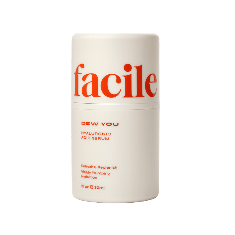 Translation missing: nl.Facile Dew You Hyaluronic Acid Serum in een witte fles met rode tekst. De fles heeft een minimalistisch en strak ontwerp, met een duidelijk leesbare productnaam. Het serum is ontworpen om de huid intensief te hydrateren en is geschikt voor dagelijks gebruik