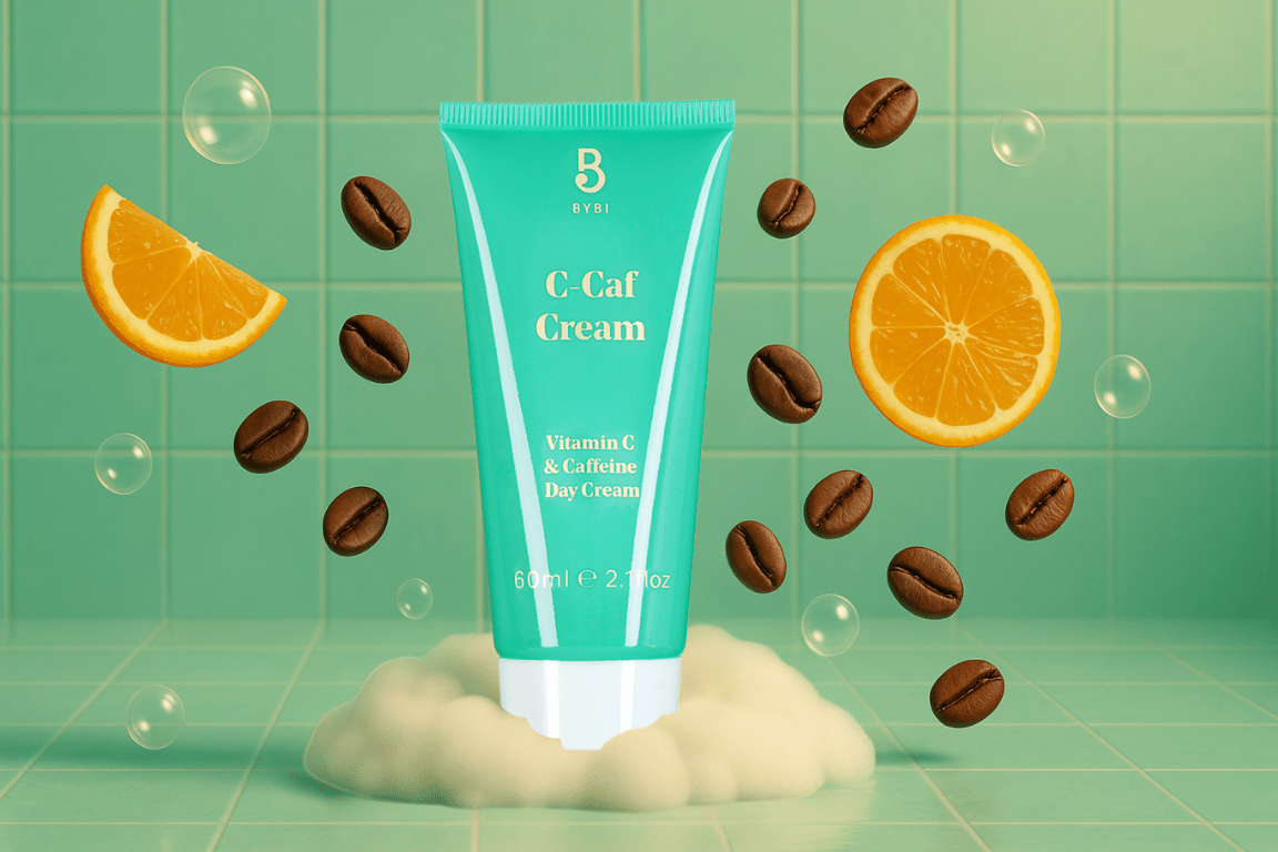 Surrealistisch beeld: C‑Caf Cream op schuim, omringd door sinaasappelschijven, koffiebonen en bubbels.