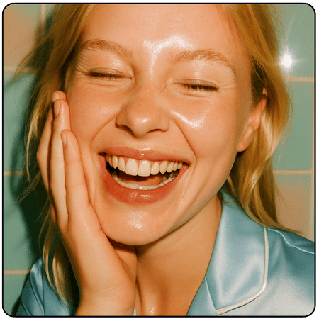 Close-up van lachend model met juicy glow; hand rust op gezicht na het aanbrengen van Day Glow-toner.