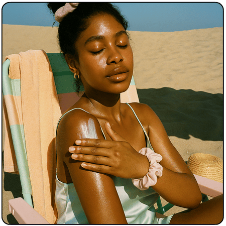 Persoon ontspant op strandstoel met beschermde huid dankzij Oh My Bod! SPF 50, met strandaccessoires en zand zichtbaar.