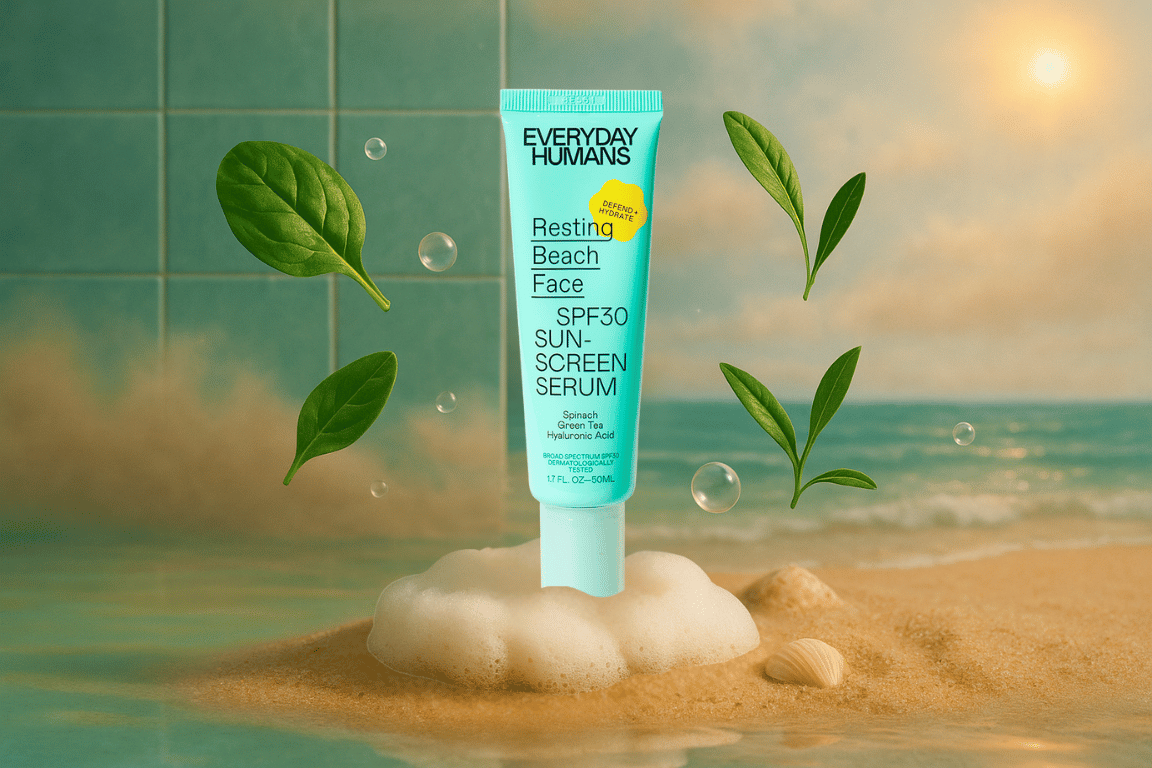 Tube Resting Beach Face SPF30 zonnebrand-serum op zand met groene bladeren en oceaanachtergrond, perfect voor stranddag-bescherming.