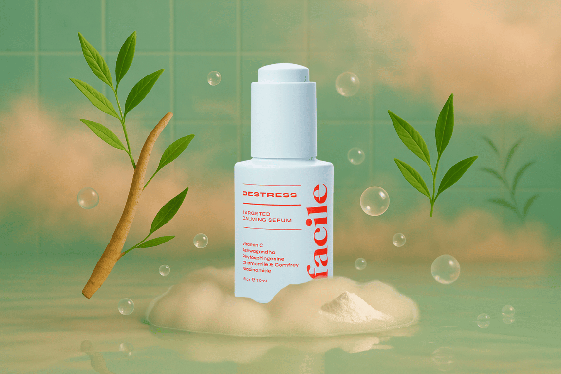 Facile Destress Calming Serum fles op zachte schuimbasis, omringd door groene bladeren en zeepbellen, verwijst naar natuurlijke ingrediënten.