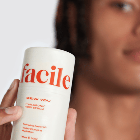 Close-up van de Facile Dew You hyaluronzuur serum verpakking met duidelijk zichtbare productnaam en ingrediënten tegen een lichte achtergrond.