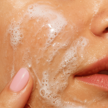 Close-up van de licht schuimende textuur van Facile Gel Cleanser op de huid, toont de zachte reinigende werking zonder uitdroging.