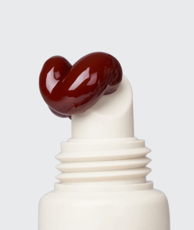 Close-up van de tube-applicator met een royale, glanzende dieprode swirl Lip Jelly Berry op de nozzle.