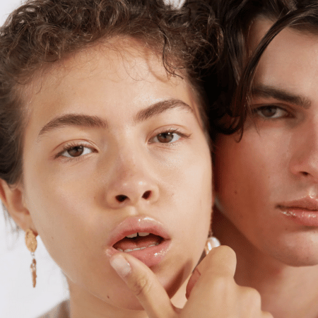 Close-up van twee modellen met glanzende, transparante lippen dankzij Lip Jelly Clear; uniseks en huidvriendelijke uitstraling.
