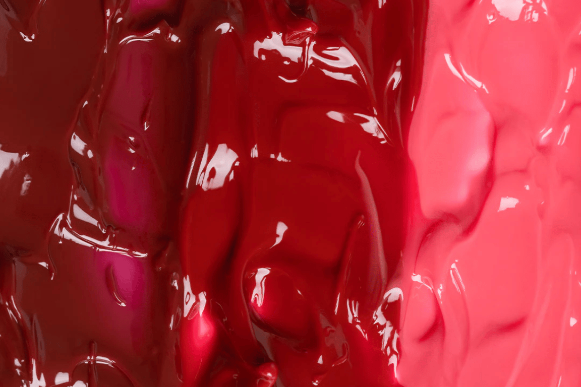 Close-up van drie glanzende geltexturen: zachte rosé, dieprode rouge en bessenrood berry.