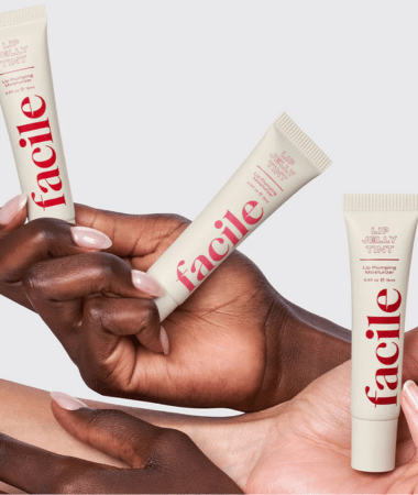 Twee handen met verschillende huidtinten tonen elk een tube Facile Lip Jelly Tint – laat inclusiviteit en draagbaarheid van de trio-set zien.