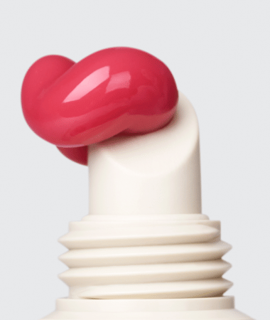 Close‑up van de applicator van de Lip Jelly Rose: een glanzende roze swirl op de crèmekleurige tube.