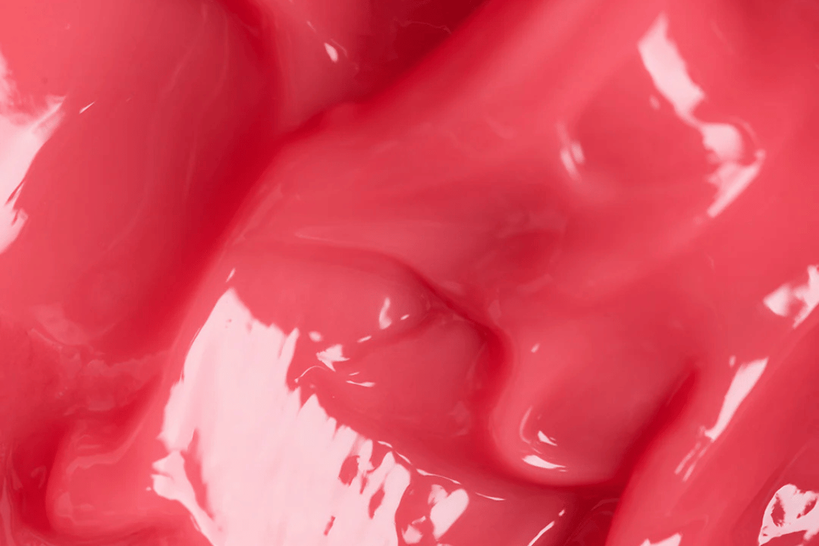 Glanzende roze geltextuur van de Lip Jelly Rose die de rijke, smeuïge consistentie van het product laat zien.