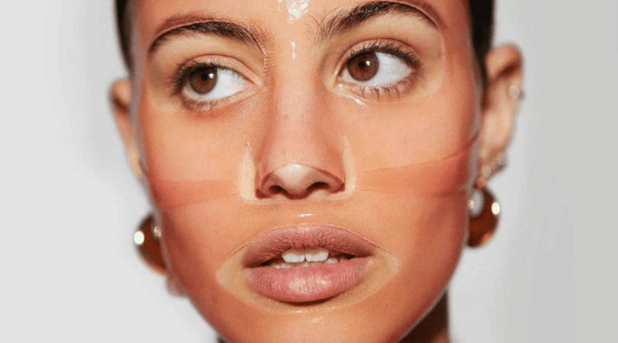 Model draagt een transparant Loops Beauty hydrogel sheet mask; illustreert de hydraterende, vegan formule die in 10 minuten zichtbaar resultaat geeft.
