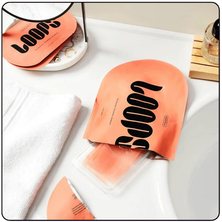 Loops Beauty maskers worden uitgepakt op witte handdoek in stijlvolle badkamer setting