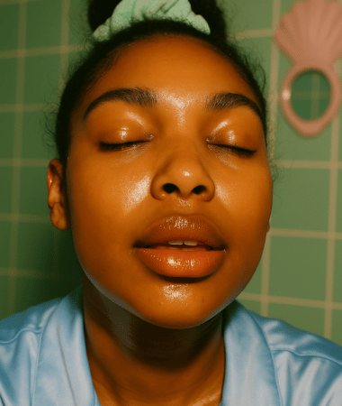Model met glanzende huid – vette huid skincare routine