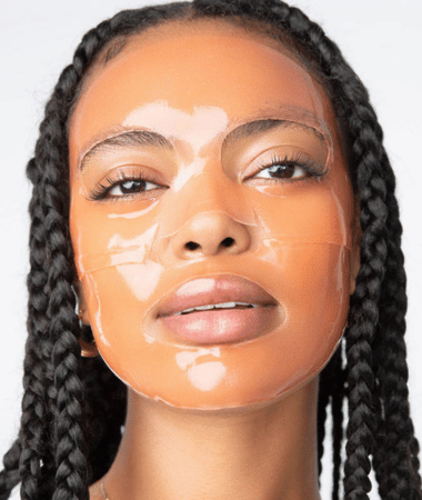 Vrouw met masker essence op gezicht toont hydraterende werking en natuurlijke glow